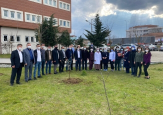 HASTANE BAHÇESİNE FİDAN DİKİMİ GERÇEKLEŞTİRİLDİ